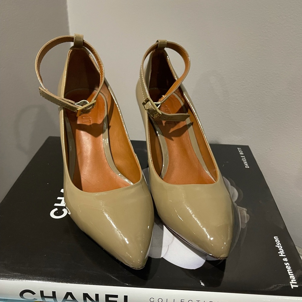 Schütz patent wedge pointy toe